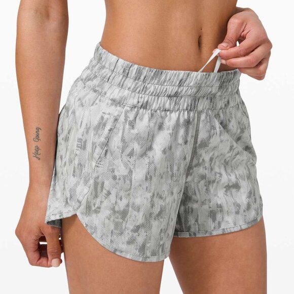 Lululemon Tracker Short V *4" Size 8 - Picture 1 of 6